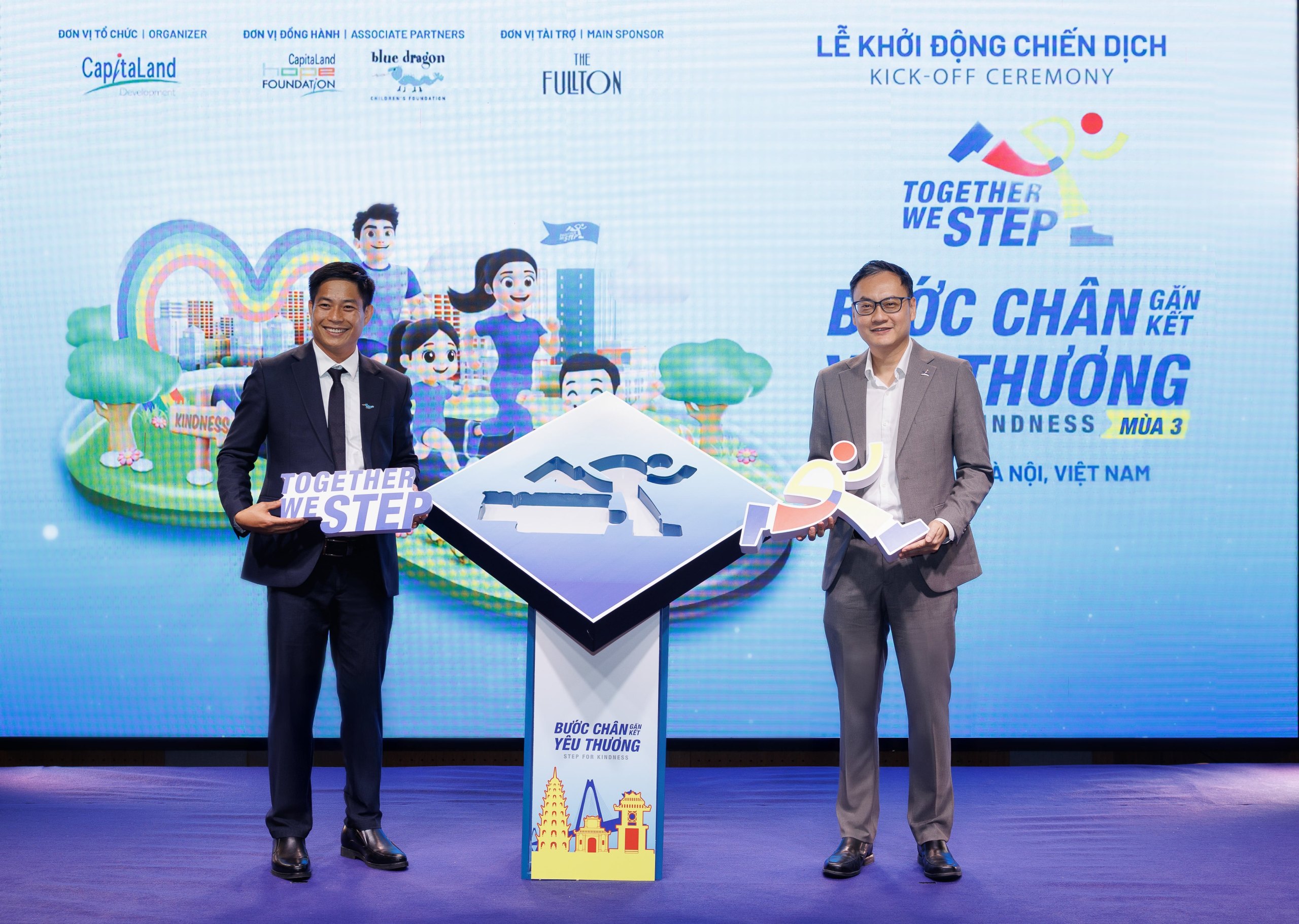 Mr Alwin Low, General Manager of North Vietnam of CapitaLand Development (Vietnam), and Mr Do Duy Vi, Co-CEO of Blue Dragon Children’s Foundation, officially kick off the 3rd edition