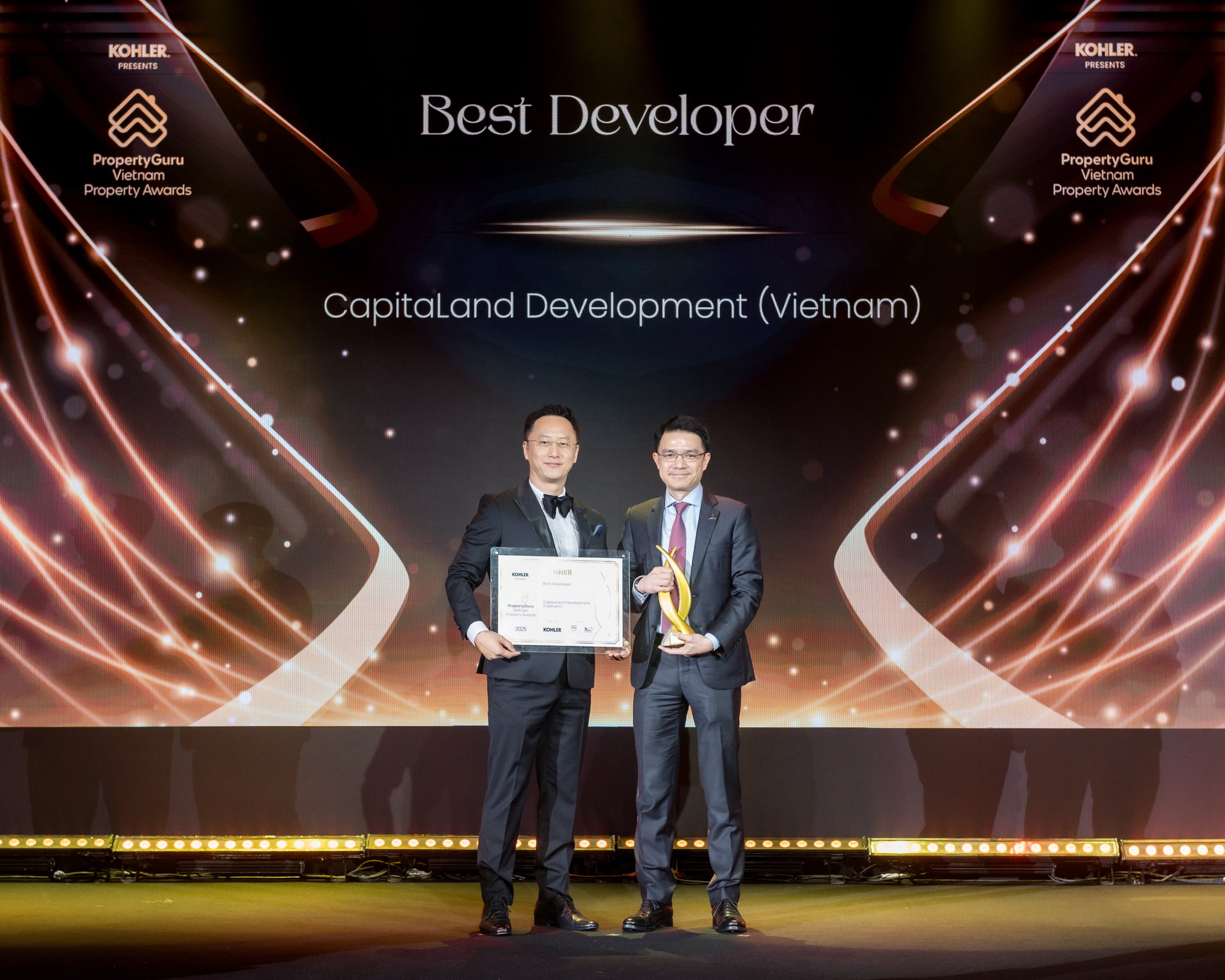Mr Tan Wee Hsien, CEO of CLD Vietnam and International, receives the Best Developer title at the VPA 2025