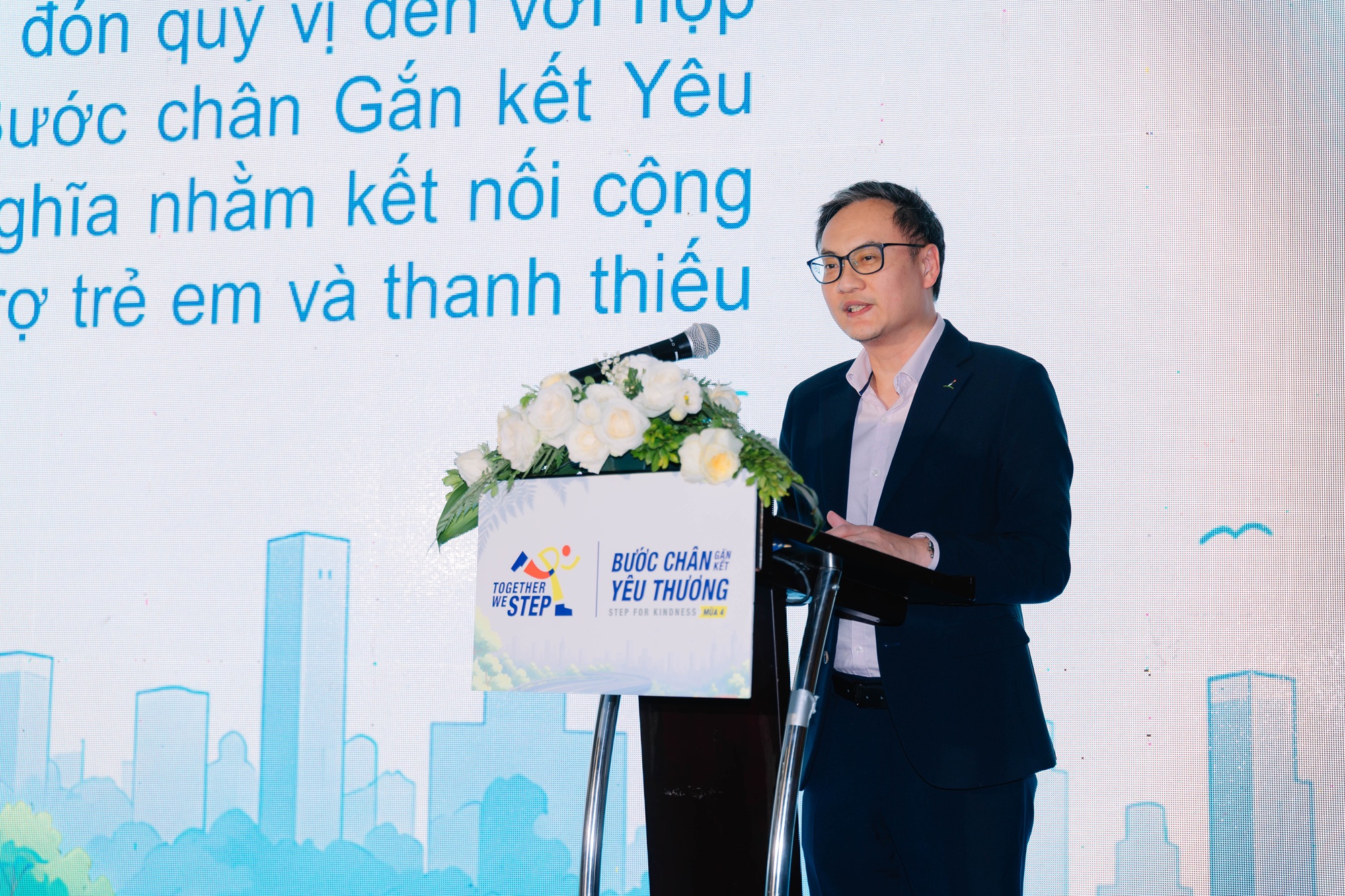 Mr. Alwin Low, General Manager (North Vietnam), CLD Vietnam, delivers the opening remarks for the fourth “Together We Step: Step For Kindness”
