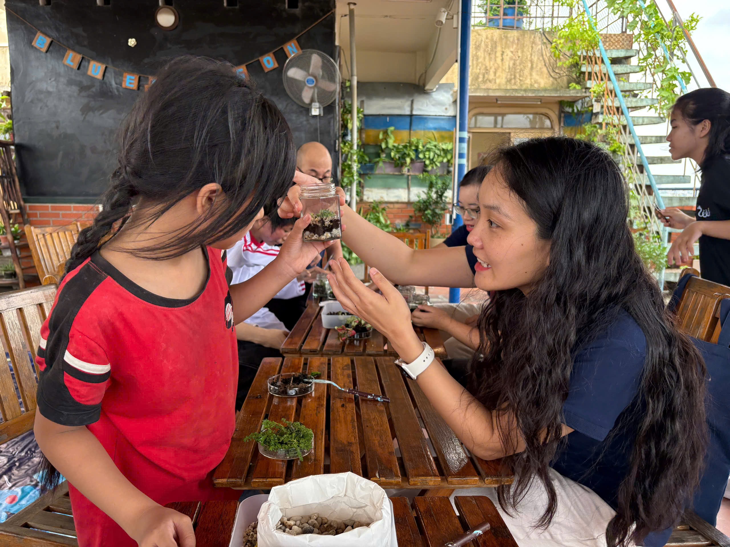 At Blue Dragon Children’s Foundation Hanoi centre, CLD Vietnam staff volunteers guided children through a STEM activity to create a terrarium, introducing concepts such as plants, soil and ecosystems