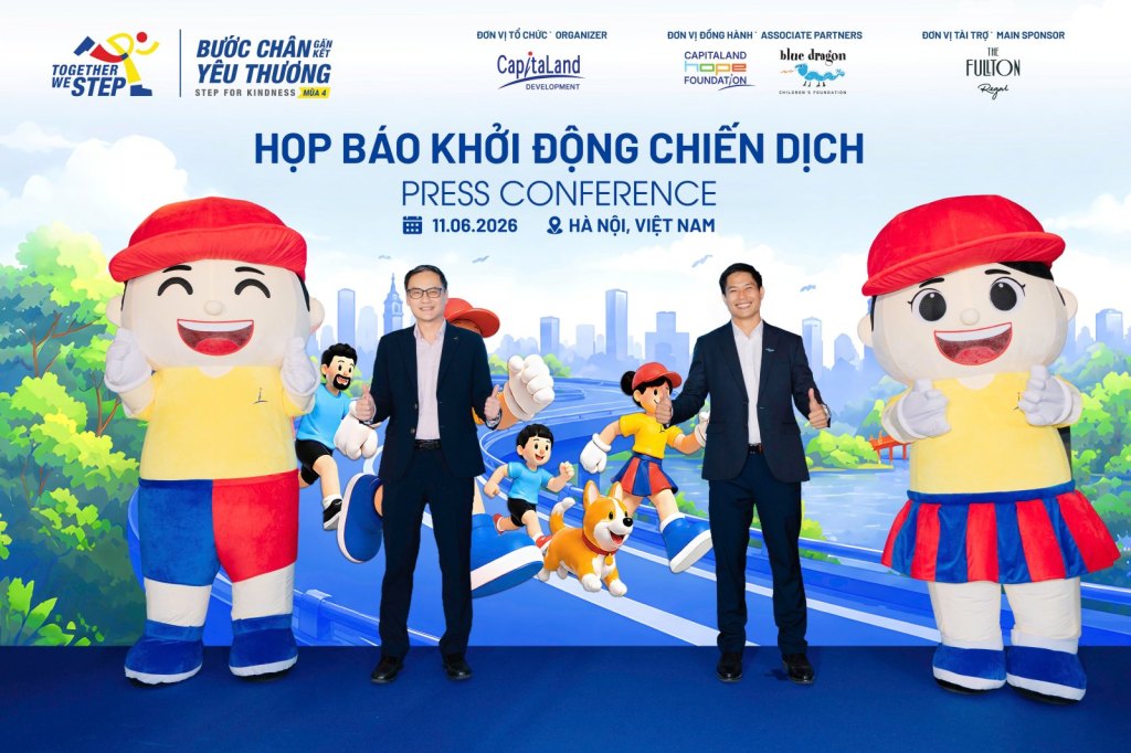 Ông Alwin Low, Tổng Giám đốc CLD Việt Nam khu vực miền Bắc, cùng ông Đỗ Duy Vị, Đồng Giám đốc điều hành Tổ chức Trẻ em Rồng Xanh thực hiện nghi thức khởi động chiến dịch “Bước chân gắn kết yêu thương”