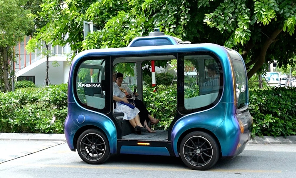 Xe tự hành thử nghiệm trong Khu Công nghệ cao Hòa Lạc. Ảnh: Xuân Hoa