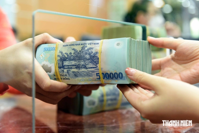 Lãi suất tiền đồng liên ngân hàng sụt giảm - Ảnh 1.