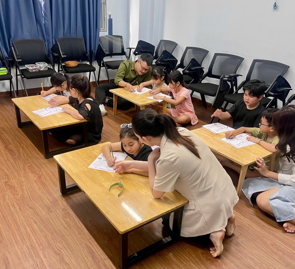 Tình nguyện viên CLD Việt Nam hỗ trợ tổ chức học tiếng Anh cho trẻ em tại trung tâm sinh hoạt ở TP. Hồ Chí Minh