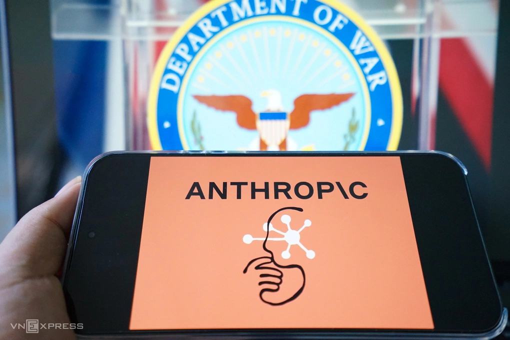 Logo Anthropic hiển thị trên màn hình smartphone. Ảnh: Bảo Lâm
