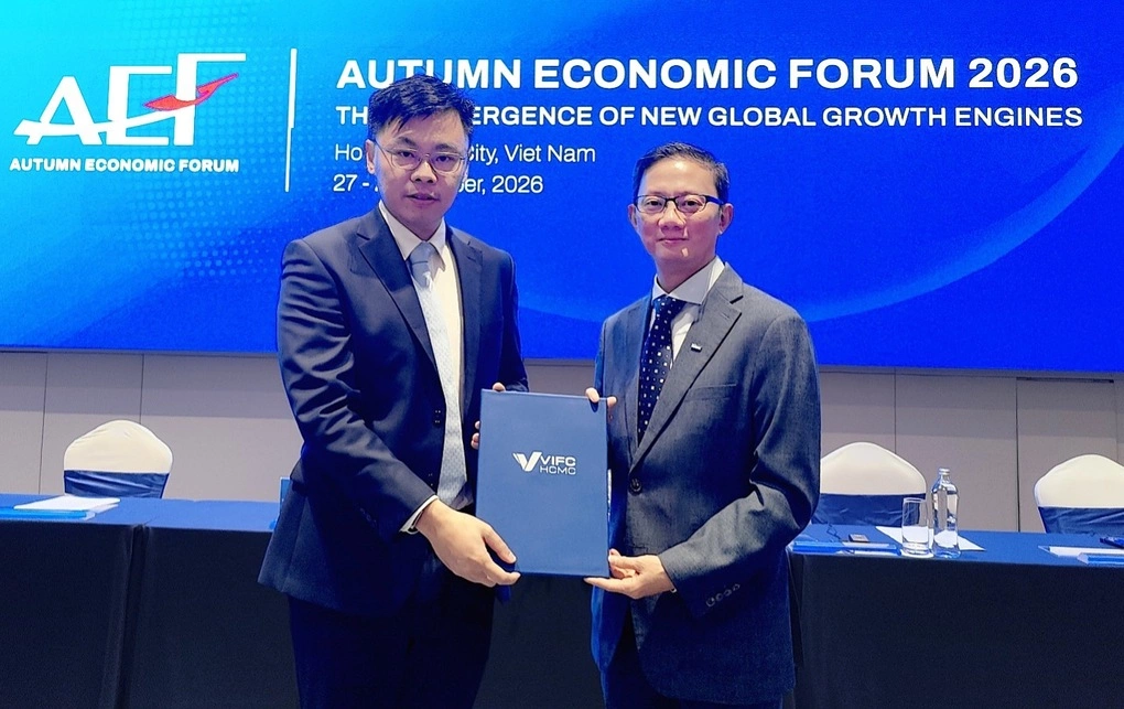 Ông Joseph Low (phải), Trưởng đại diện Keppel tại Việt Nam kiêm Chủ tịch Bộ phận Bất động sản, Keppel Việt Nam, nhận chứng nhận thành viên VIFC từ ông Trương Minh Huy Vũ, Phó chủ tịch Ủy ban nhân dân TP HCM, Chủ tịch cơ quan điều hành Trung tâm tài chính quốc tế Việt Nam tại TP HCM. Ảnh: Keppel