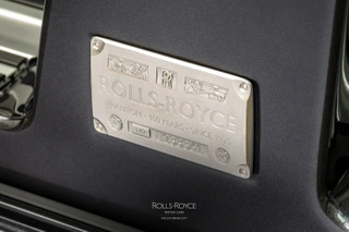 Rolls-Royce Phantom bản kỷ niệm 100 năm có giá 77 tỷ đồng tại Việt Nam - 3 Rolls-Royce Phantom bản kỷ niệm 100 năm có giá 77 tỷ đồng tại Việt Nam - 3