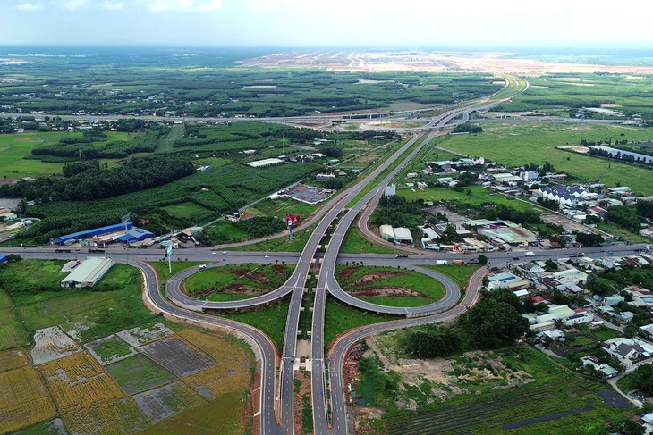 Xe trung chuyển chạy thẳng giữa sân bay Long Thành và Tân Sơn Nhất